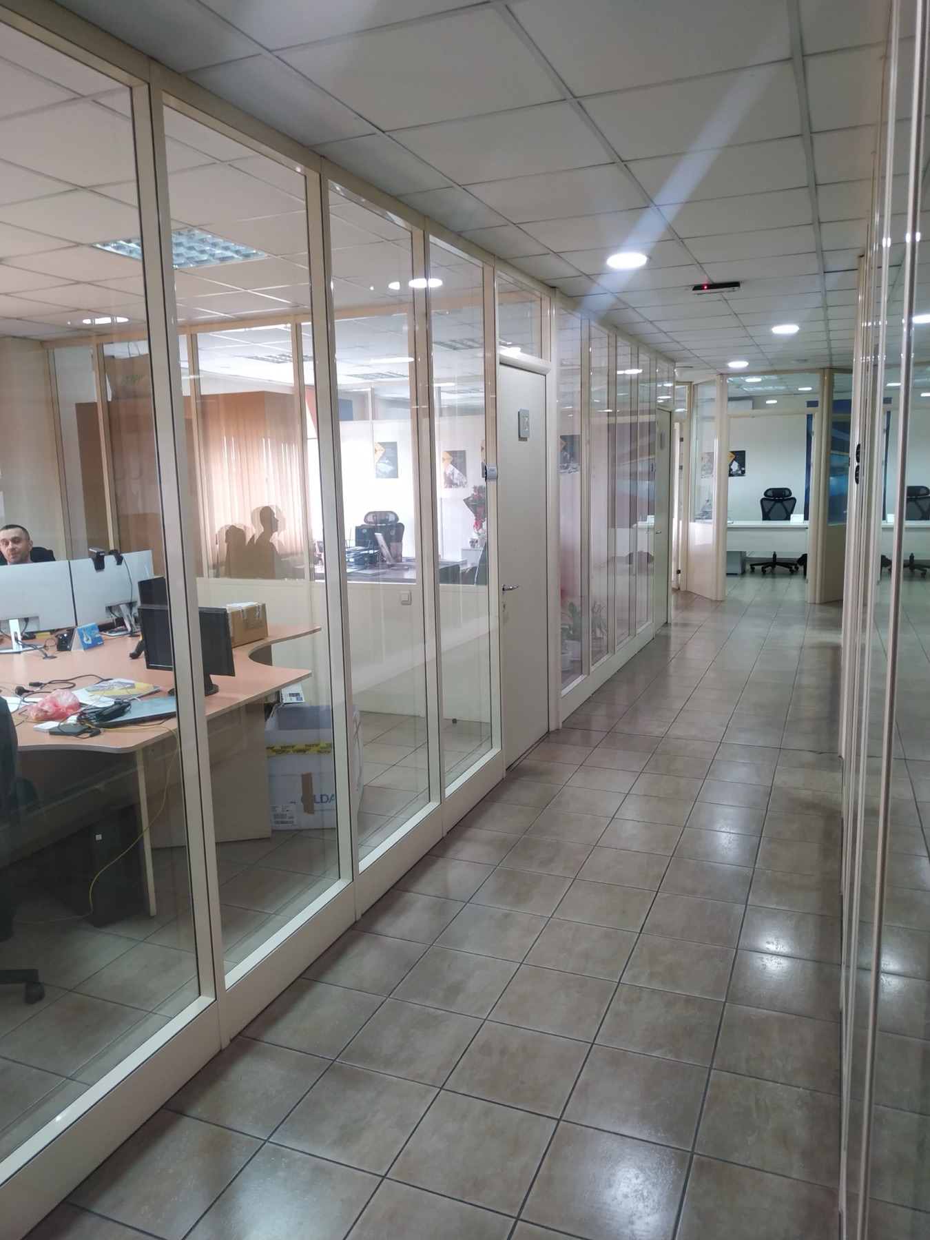 Aluminijumski profili na staklenoj kancelarijskoj pregradi
